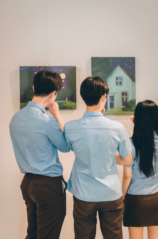 ABST 전시를 관람하는 방문객들